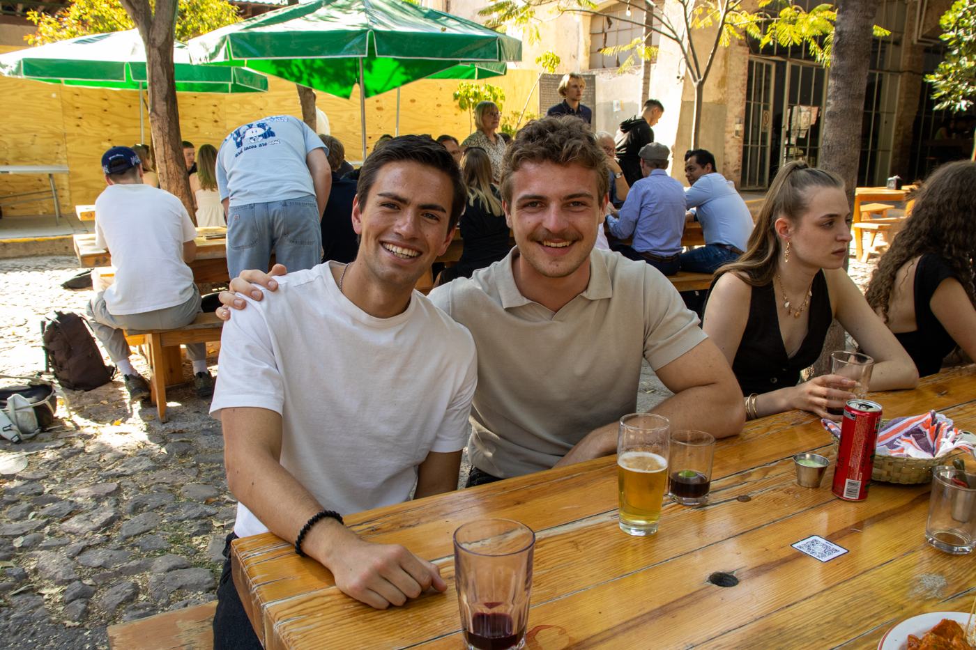 Deutsche und mexikanische Studierende gemeinsam am Tisch