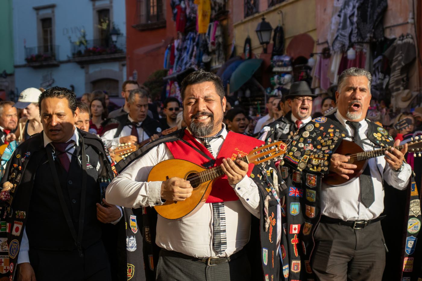 Tanz mit einem Musiker bei der Stadttour