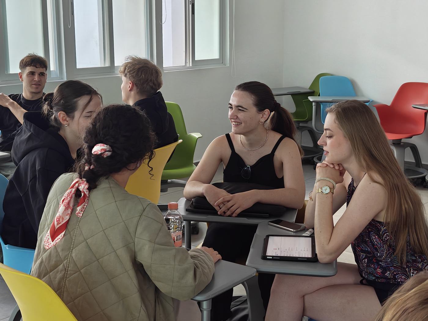 Studierende lernen gemeinsam in einem Seminarraum
