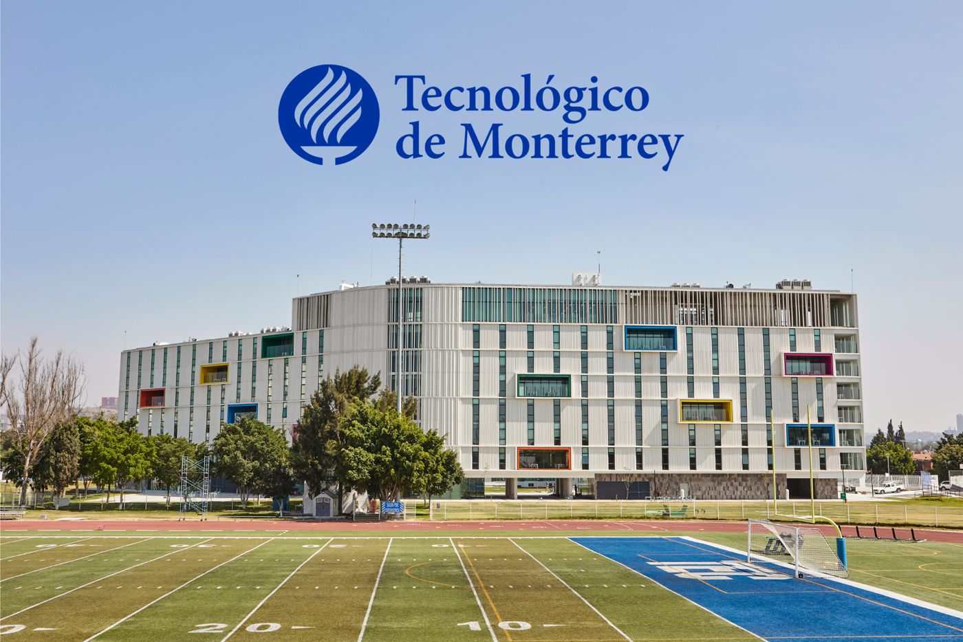 Campus der Tec de Monterrey in Querétaro mit Sportplatz